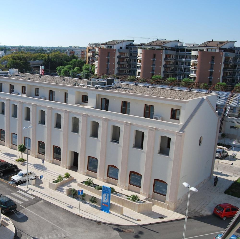 Residence Трани Екстериор снимка